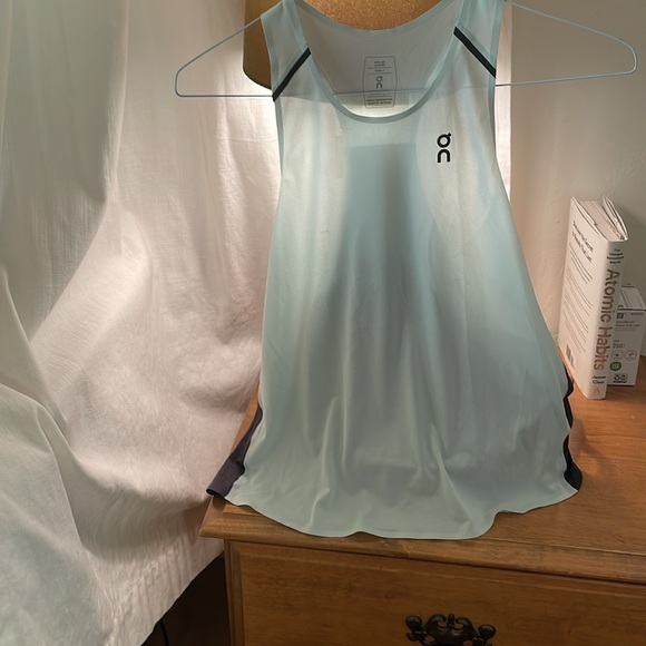Women's ON-Running Tank- Size Small - Picture 4 of 10